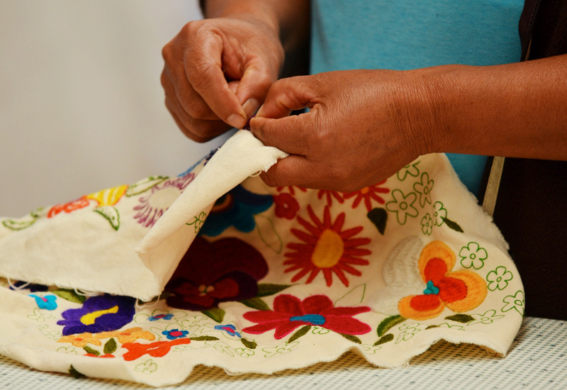 taller de bordados con motivos de la naturaleza